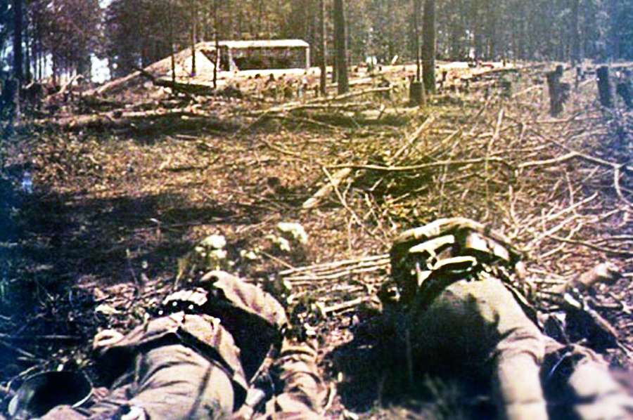 Убитые немецкие солдаты перед ДОТом Каменко-Струмиловского УРа, июнь 1941 года. 