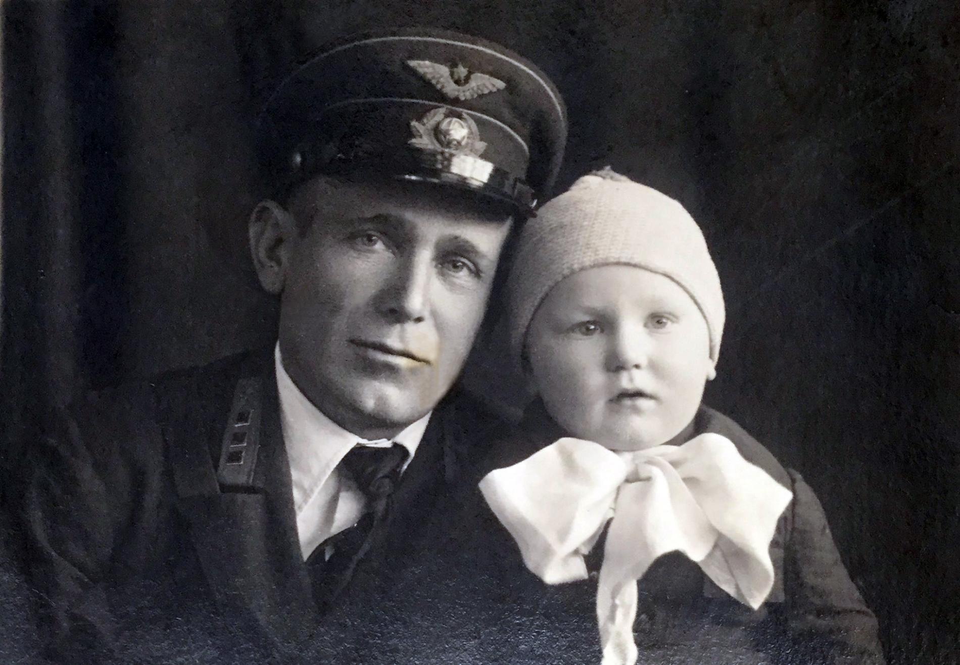С сыном Борисом 10 июня 1941 г. в Витебске