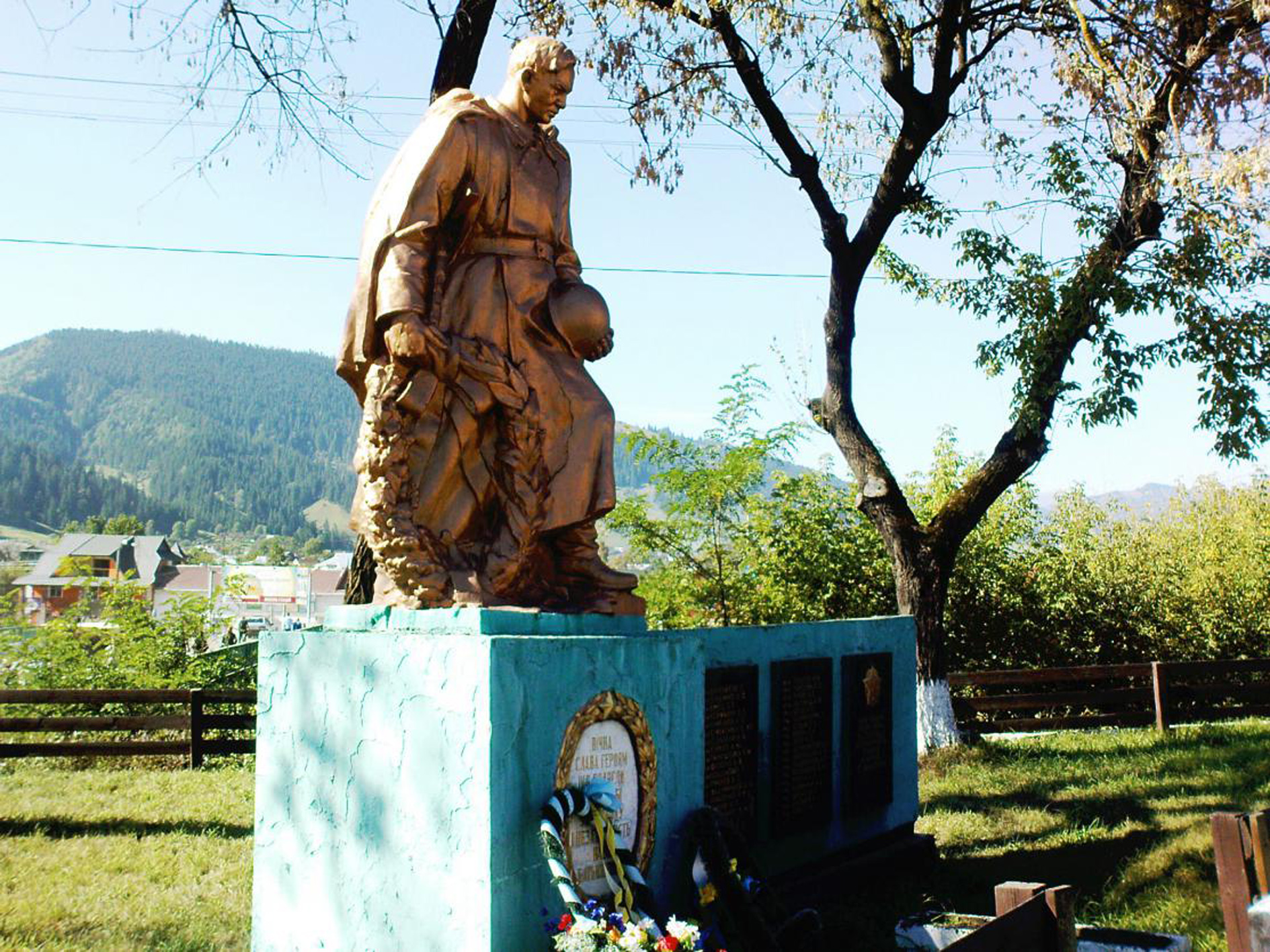 Братская могила в пос. Верховина Ивано-Франковской обл.