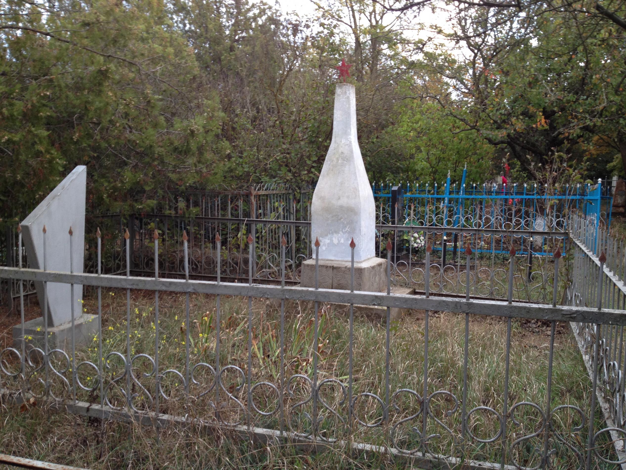 Братское воинское захоронение на станции Ойсул, кладбище.