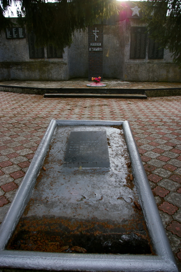 Братская могила в пгт. Благодатное Волновахского района