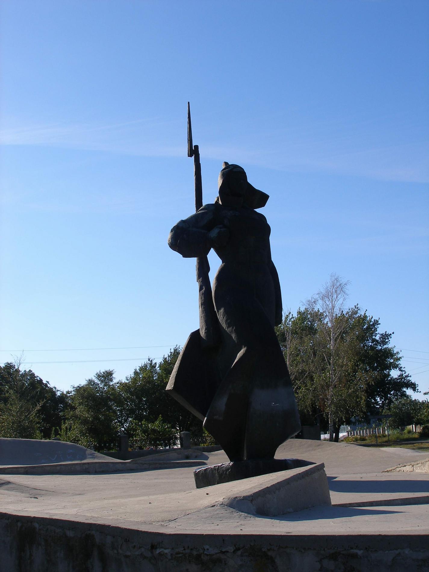 Памятник &quot;Девушка в шинели&quot;