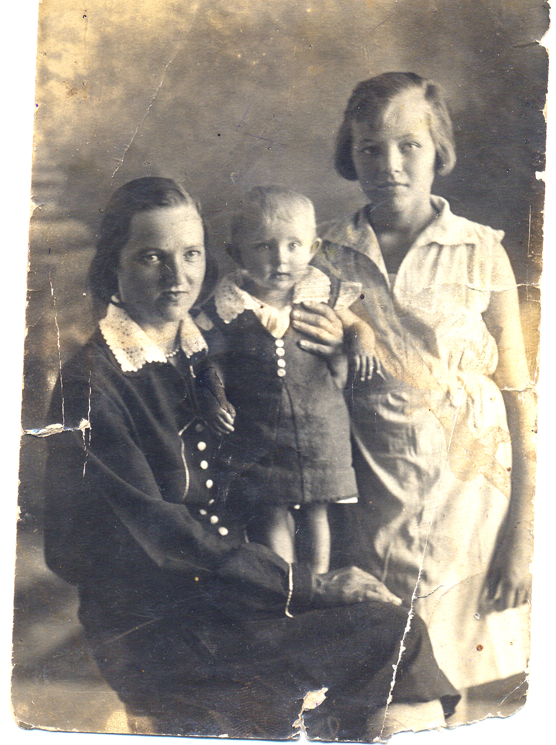 Жена Анна Андреевна, дочь Лила и племянница Мария, 1934 год 