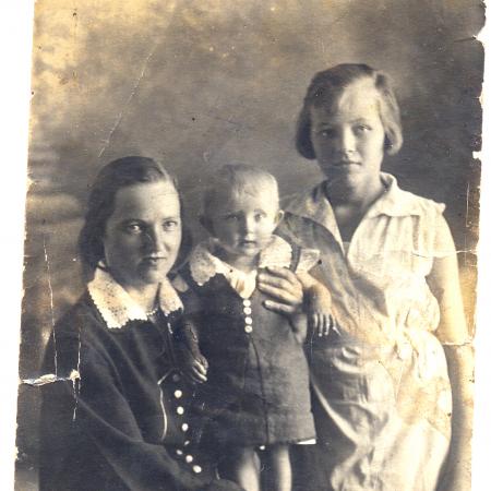 Жена Анна Андреевна, дочь Лила и племянница Мария, 1934 год 