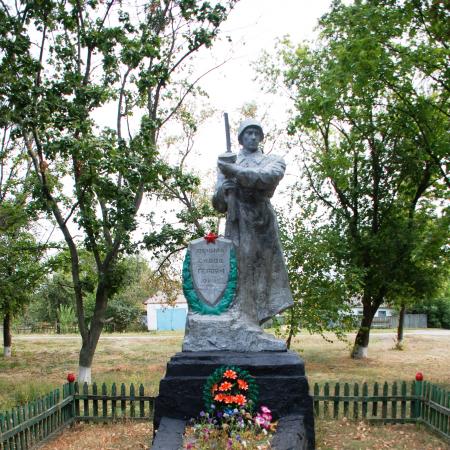 Братская могила в с. Першотравневое Чернобаевского района