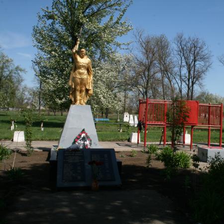 Братская могила в с. Нововодяное Каменско-Днепровского района