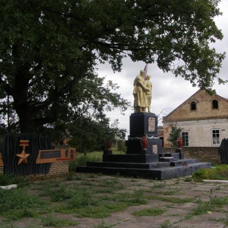 Братская могила в с. Катещино Томаковского района