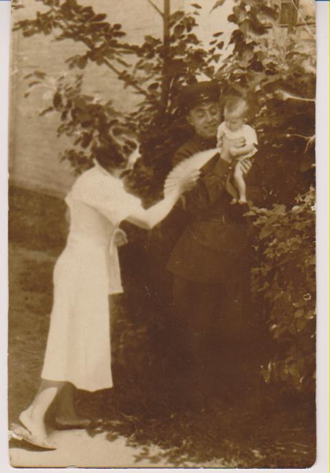 Эмма и родители у своего дома, 1938 год