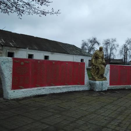 Памятник односельчанам в пгт Камышеваха Ореховского района