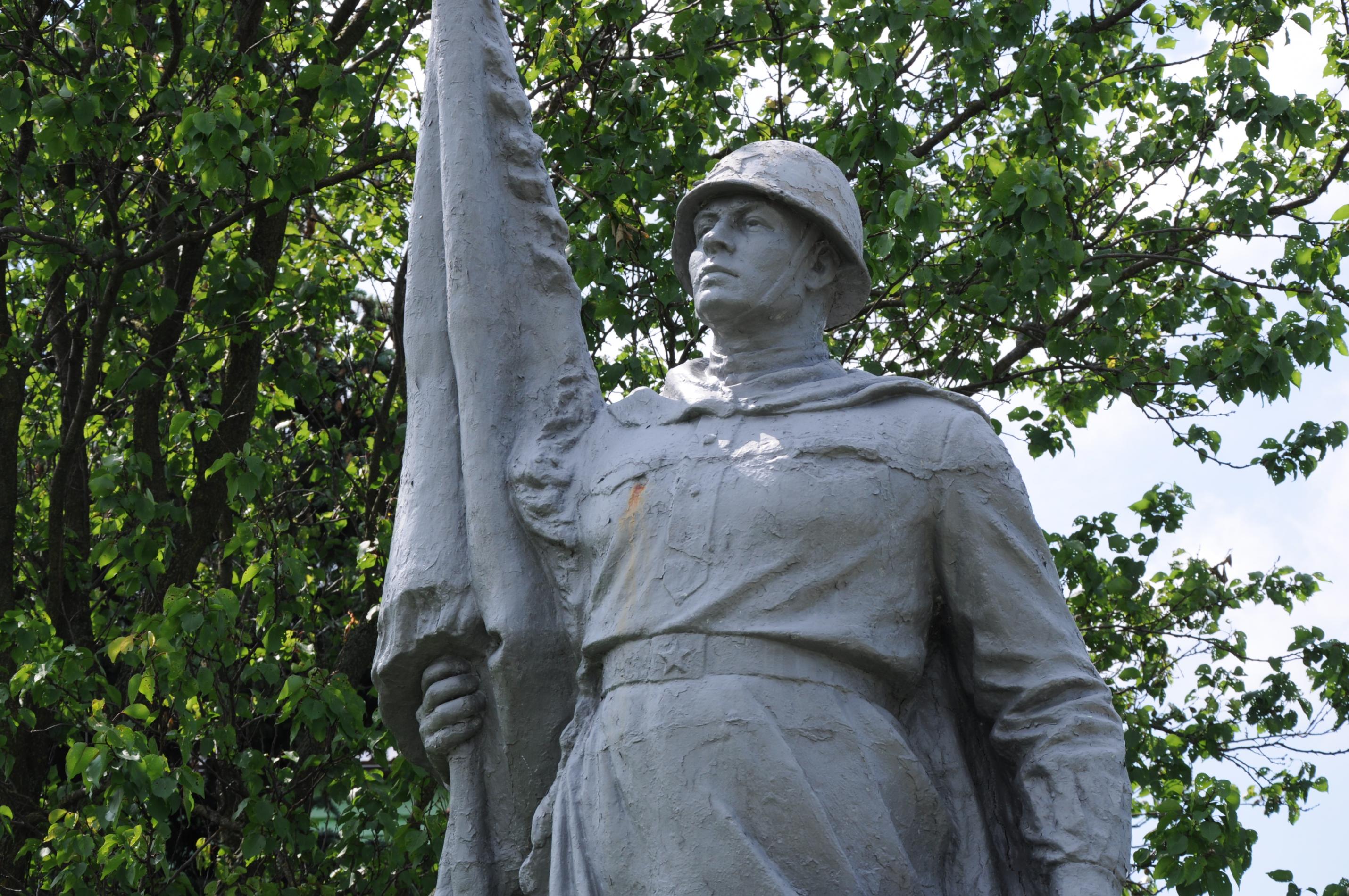 Братская могила у клуба в с. Бзов 