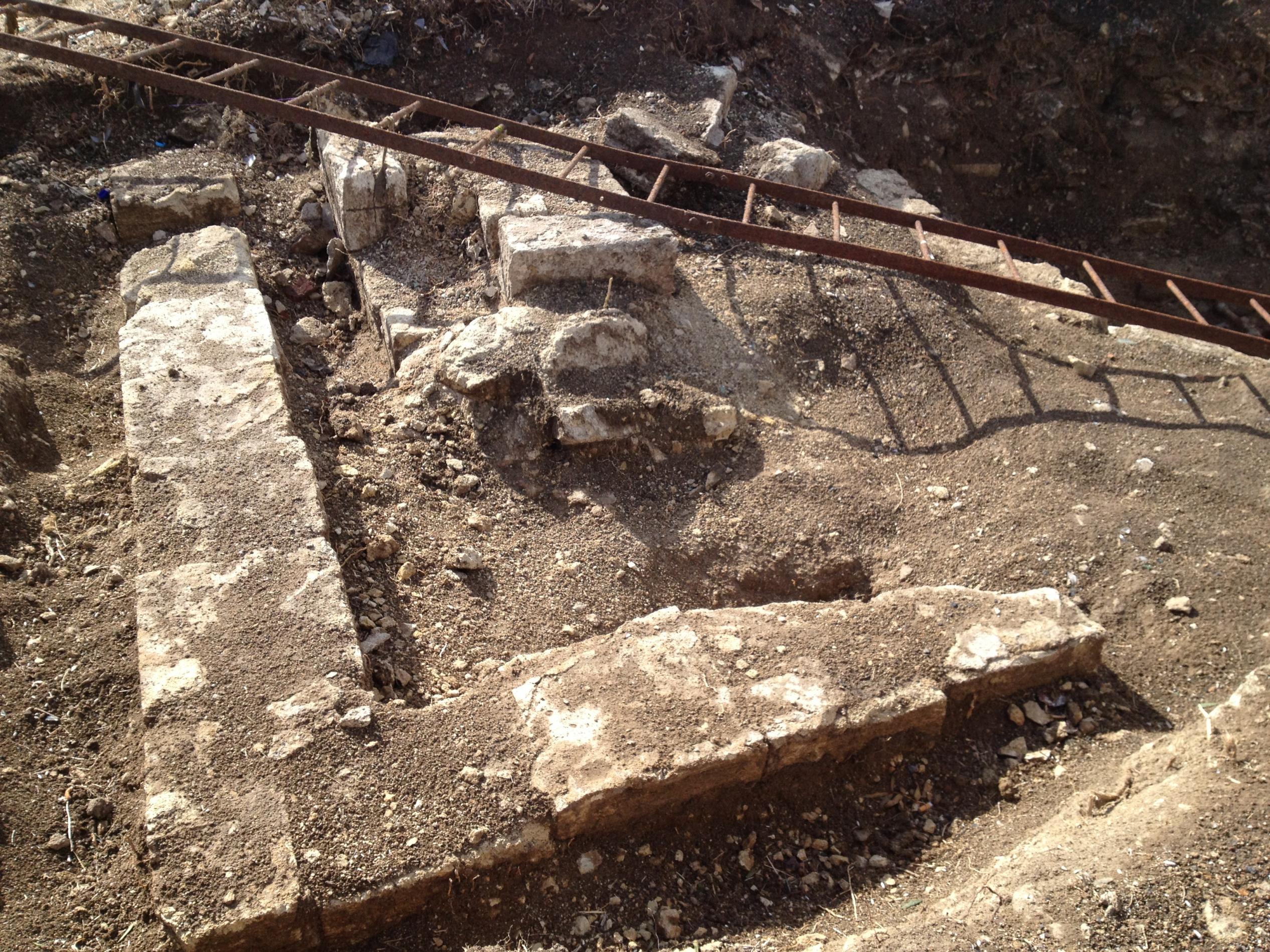 Расчищенный поисковиками и археологами старый колодец на территории «царского кургана» - «вахта памяти - Аджимушкай 2013»