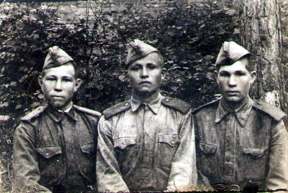 1943 г. Учебка в Пензенской области - Коровушкин Анатолий Ильич в центре