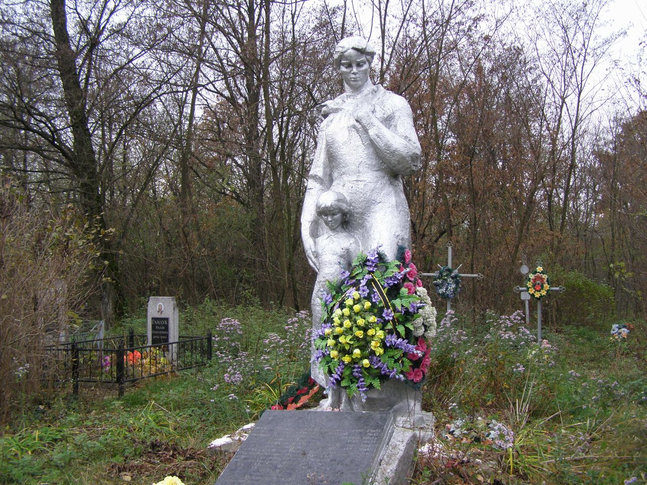 Братская могила на кладбище с. Браница Бобровицкого района