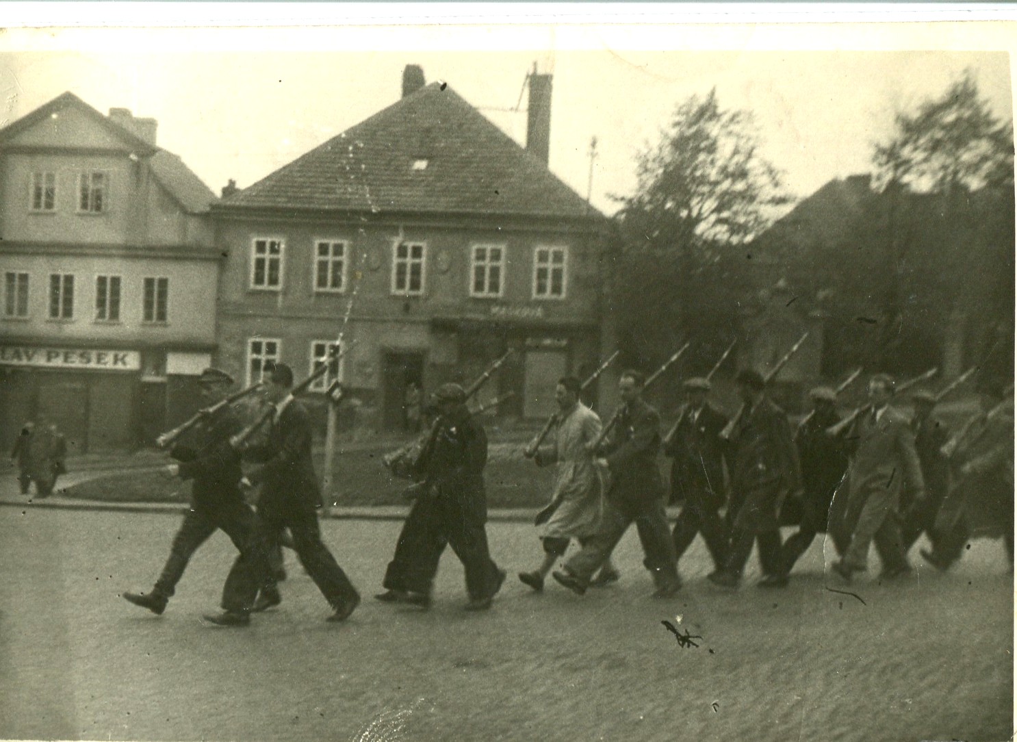 Отряд Олесинского вступает в г. Пшибрам, 4 мая 1945 г.