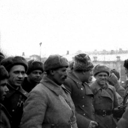 Хрущев и Малиновский беседуют с Героем Советского Союза Модояном.