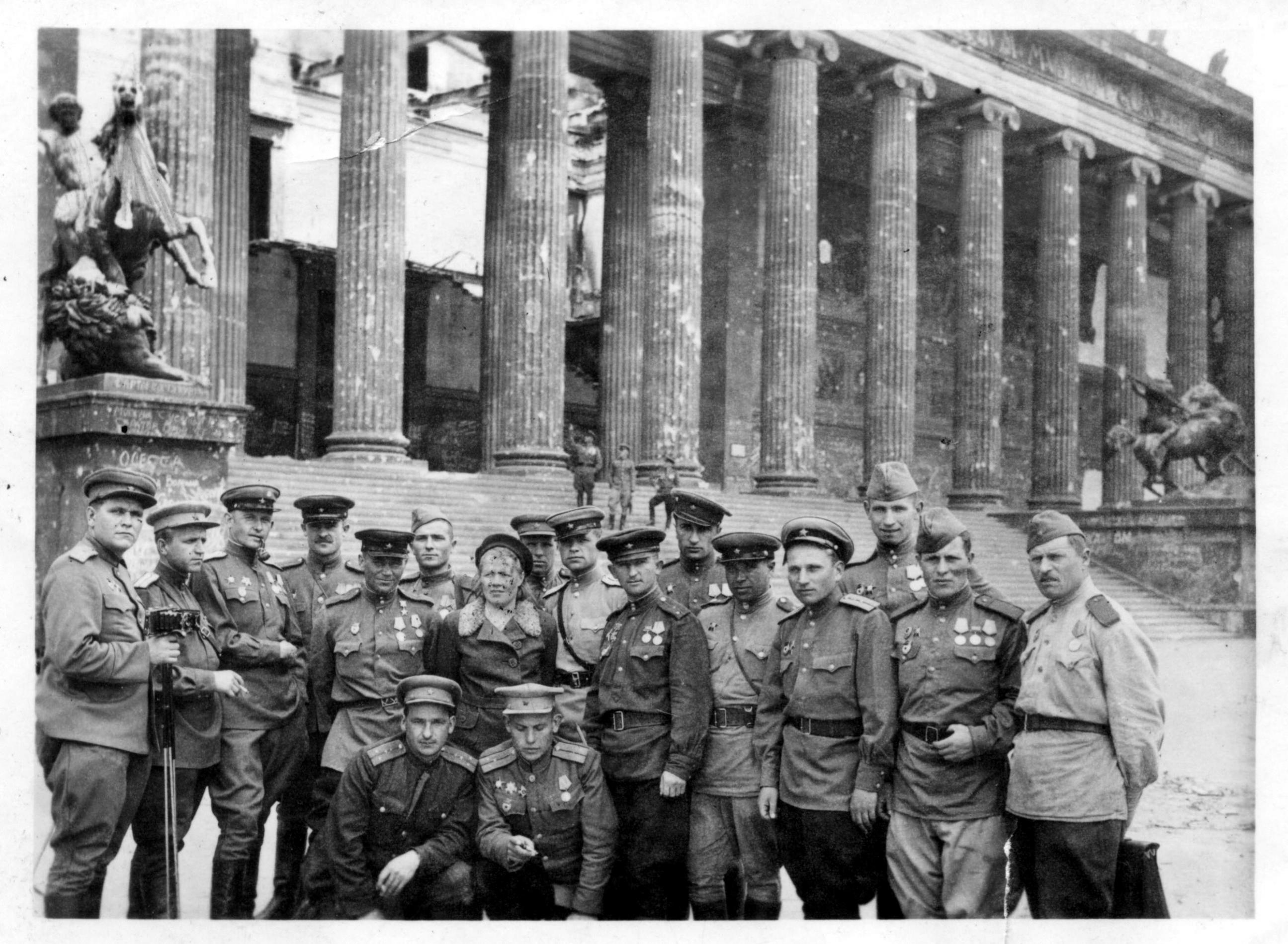 Победители, военнослужащие 4 ПОМБР (третий слева Марчук) Германия, 1945 г.