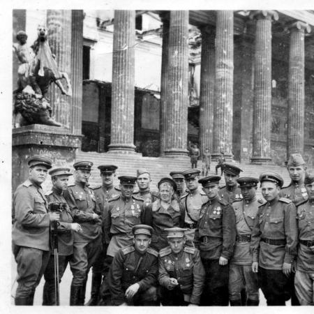 Победители, военнослужащие 4 ПОМБР (третий слева Марчук) Германия, 1945 г.