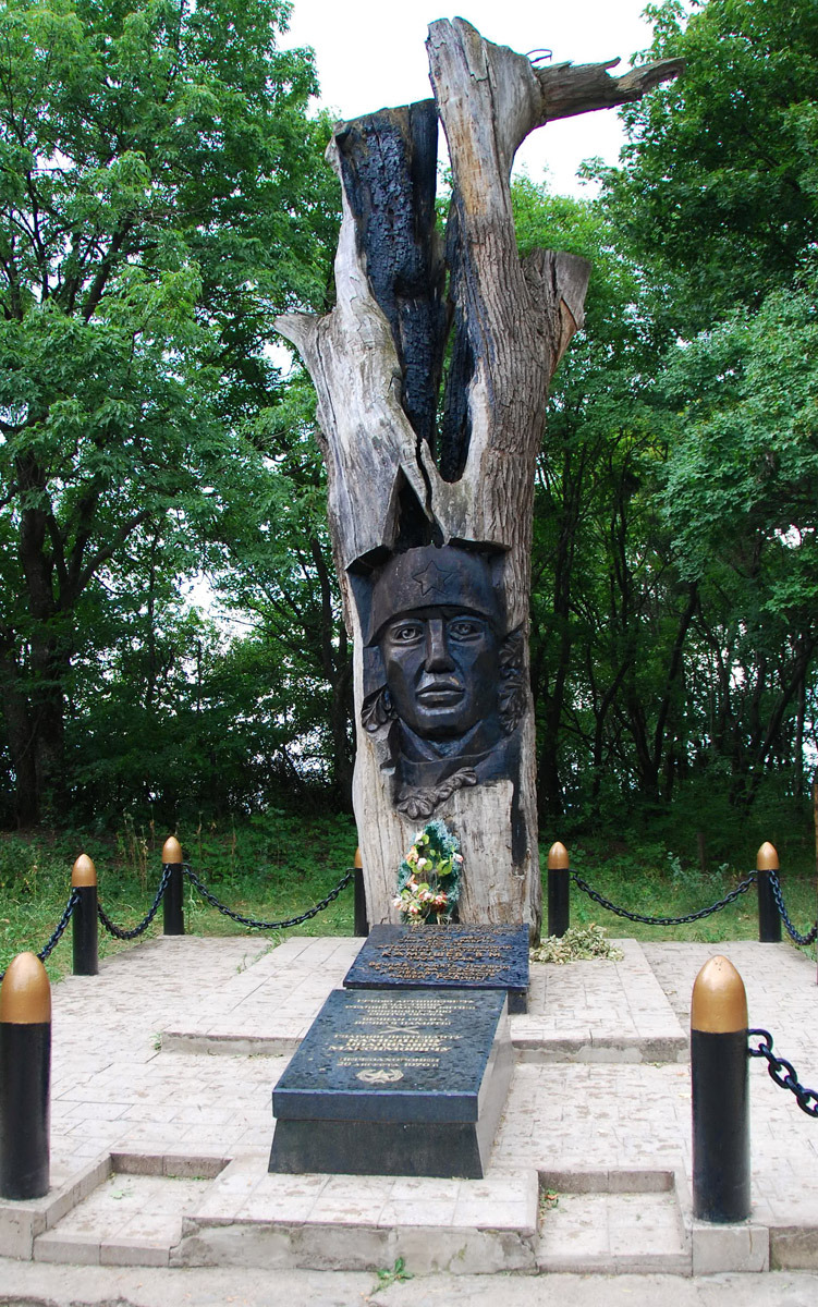 могила Гв. лейтенанта Владимира Камышева ("дуб Камышева)
