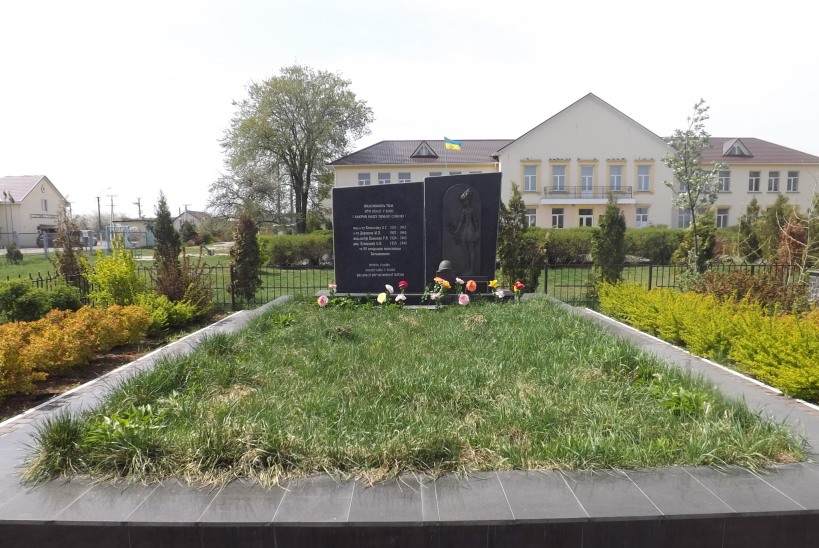 Братская могила у школы в с. Лютеж Вышгородского района