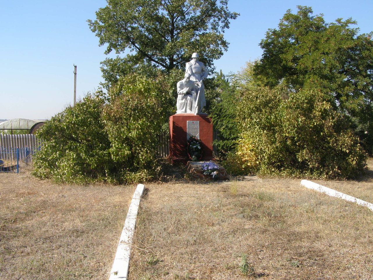 Братская могила в пос. Урожайное Великоновоселковского района