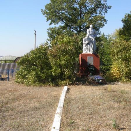 Братская могила в пос. Урожайное Великоновоселковского района