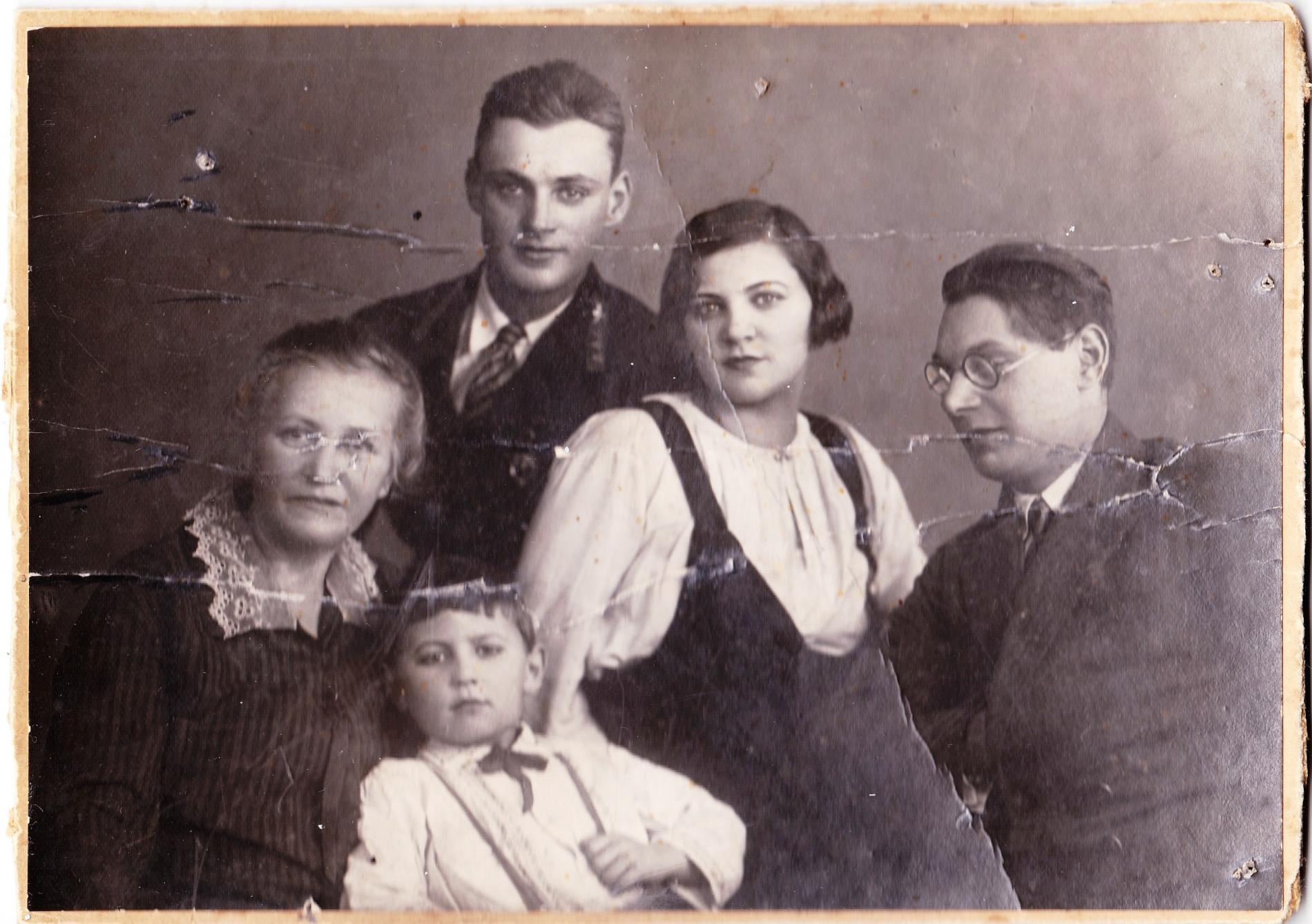 1932 г., внизу - Анатолий Дормидонтов, сын Надежды Дончук 