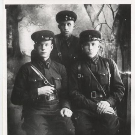 Василий Ефименко с друзьями после окончания Киевского артучилища