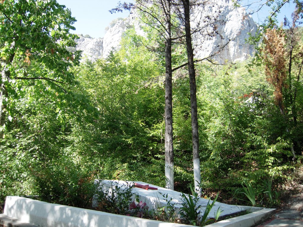 Памятник 4-м неизвестным партизанам