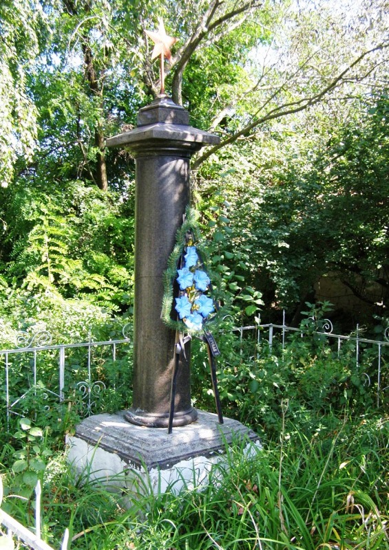 Одиночная могила на кладбище по ул. Пионерская в с. Комаровка Борзнянского района