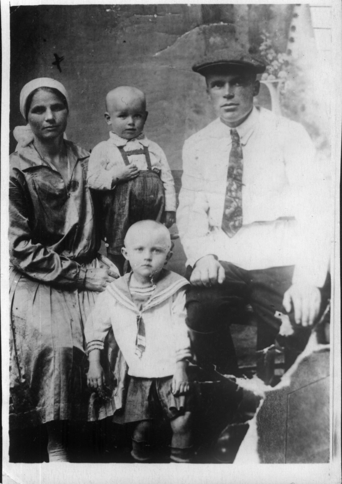 С семьей, 1936 г. 