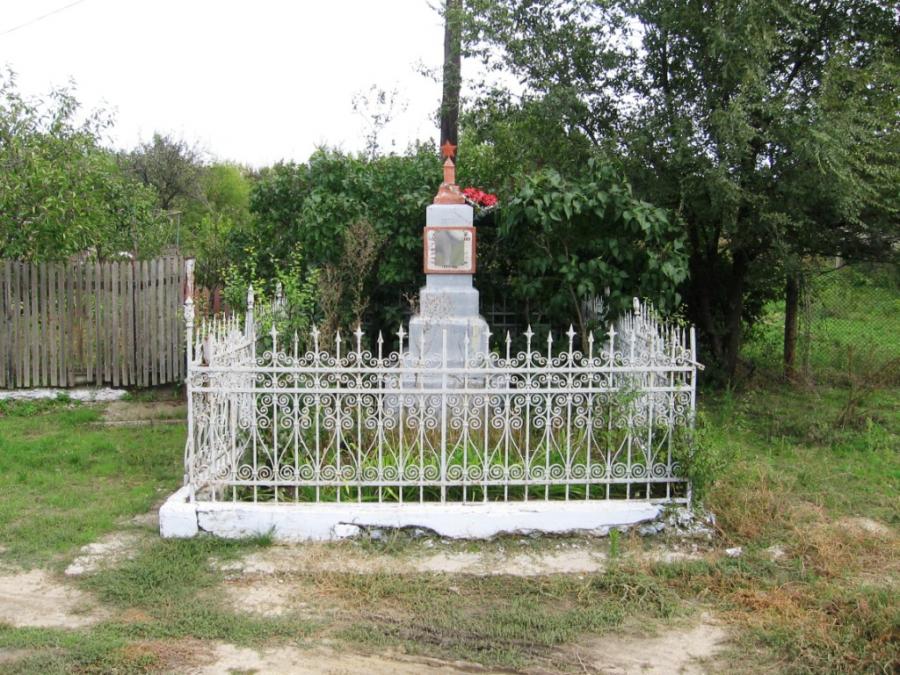 Братская могила в пгт. Серпневое Тарутинского района