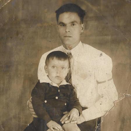 Андреев Павел Михайлович с сыном Юрием, фото предположительно 1940-1941 г.