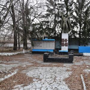 Братская могила в с. Садовое Барышевского района