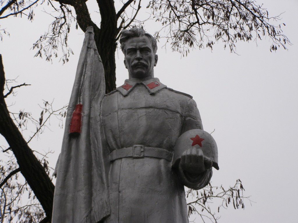  Братская могила на ул. Садовой в пгт. Щорск Криничанского района