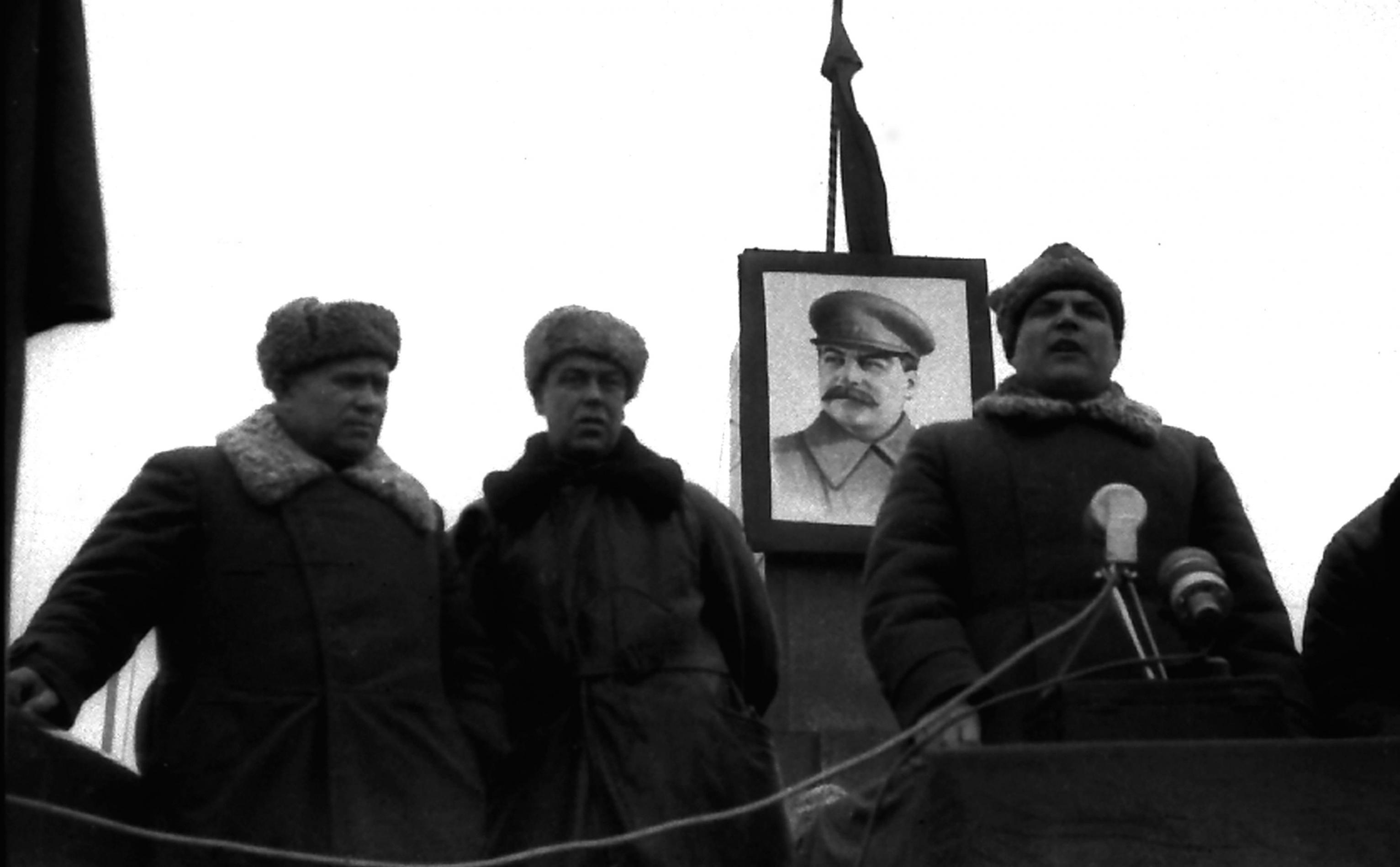 Освобожденный Ростов, на трибуне Хрущев, секретарь обкома Двинский, маршал Малиновский, 1943 год.