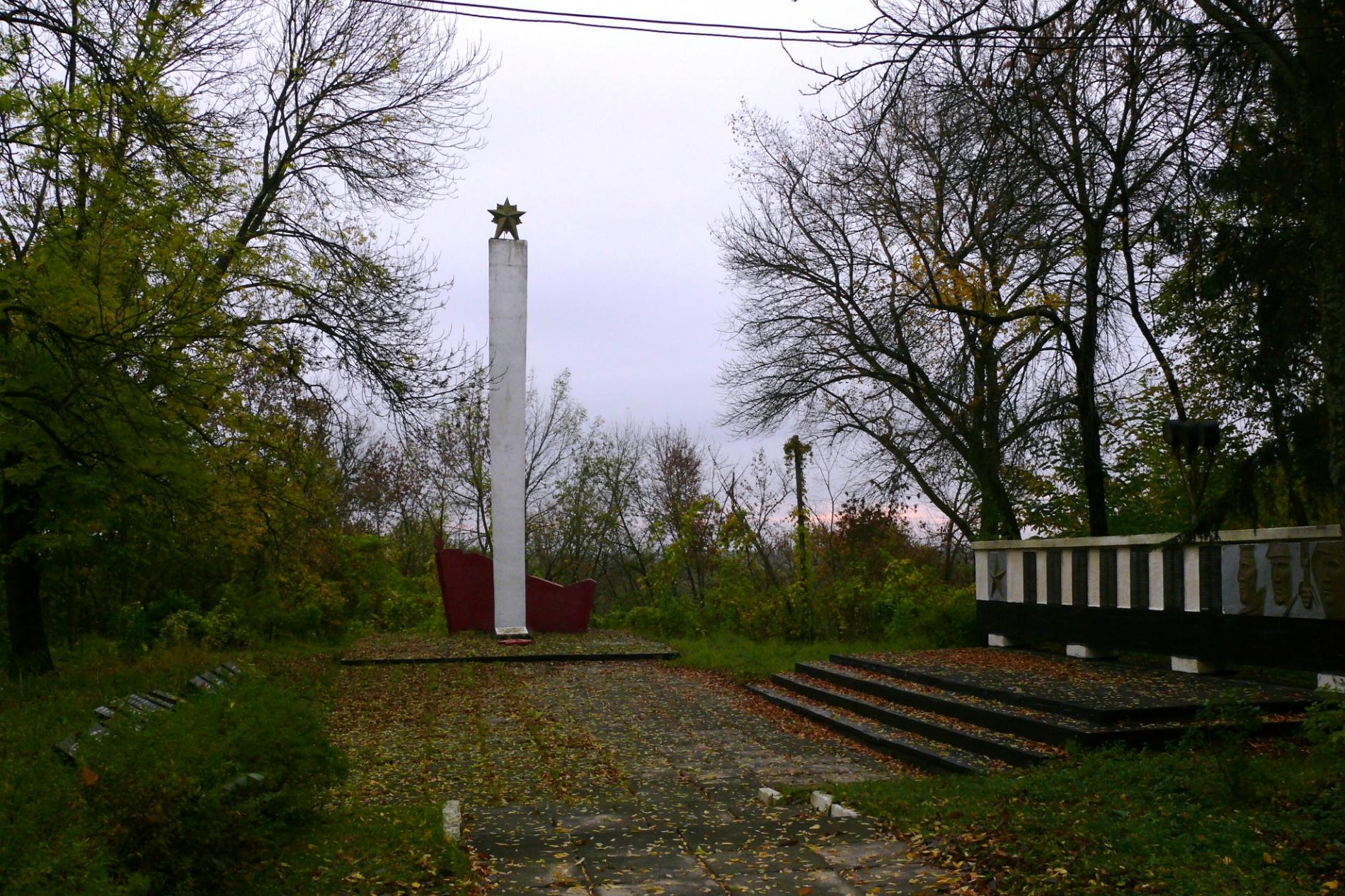 Братская могила и памятник воинам-землякам в Парке Славы г. Чернобыль