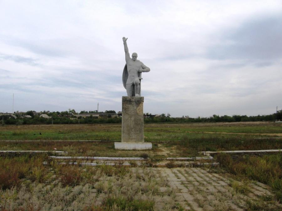 Братская могила в пгт. Серпневое Тарутинского района