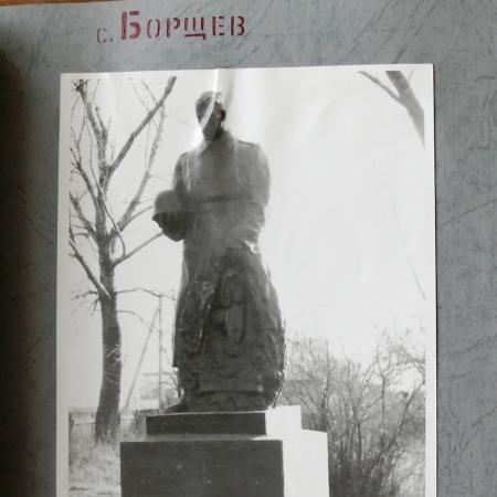Братская могила у школы в с. Борщев Барышевского района