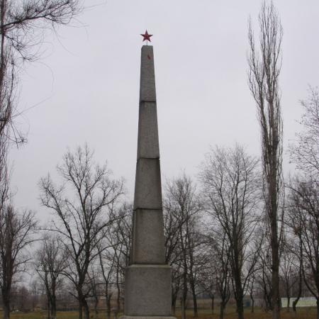 Братская могила в сквере  на ул. Лагерная в пгт. Щорск Криничанского района