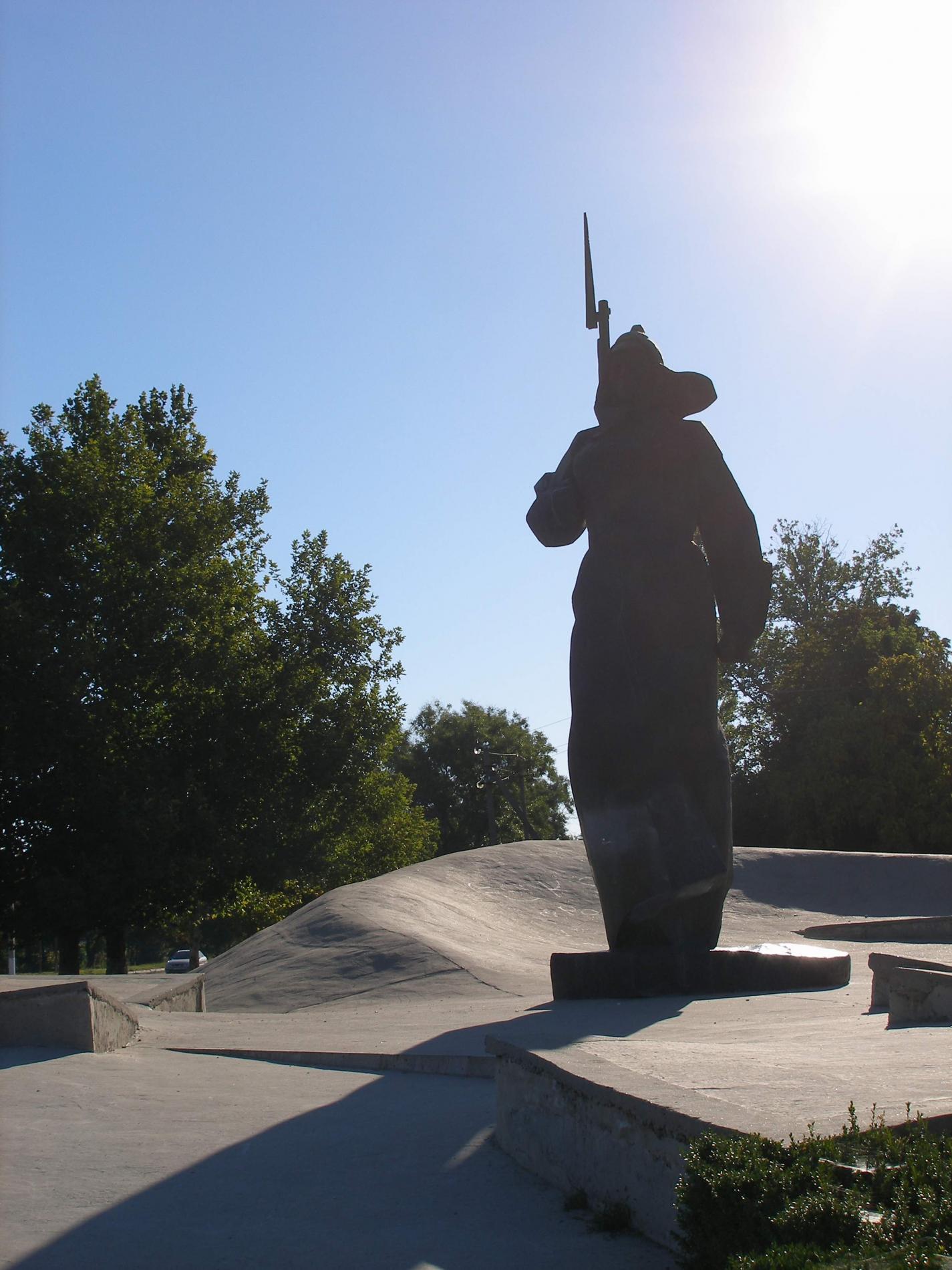 Памятник &quot;Девушка в шинели&quot;