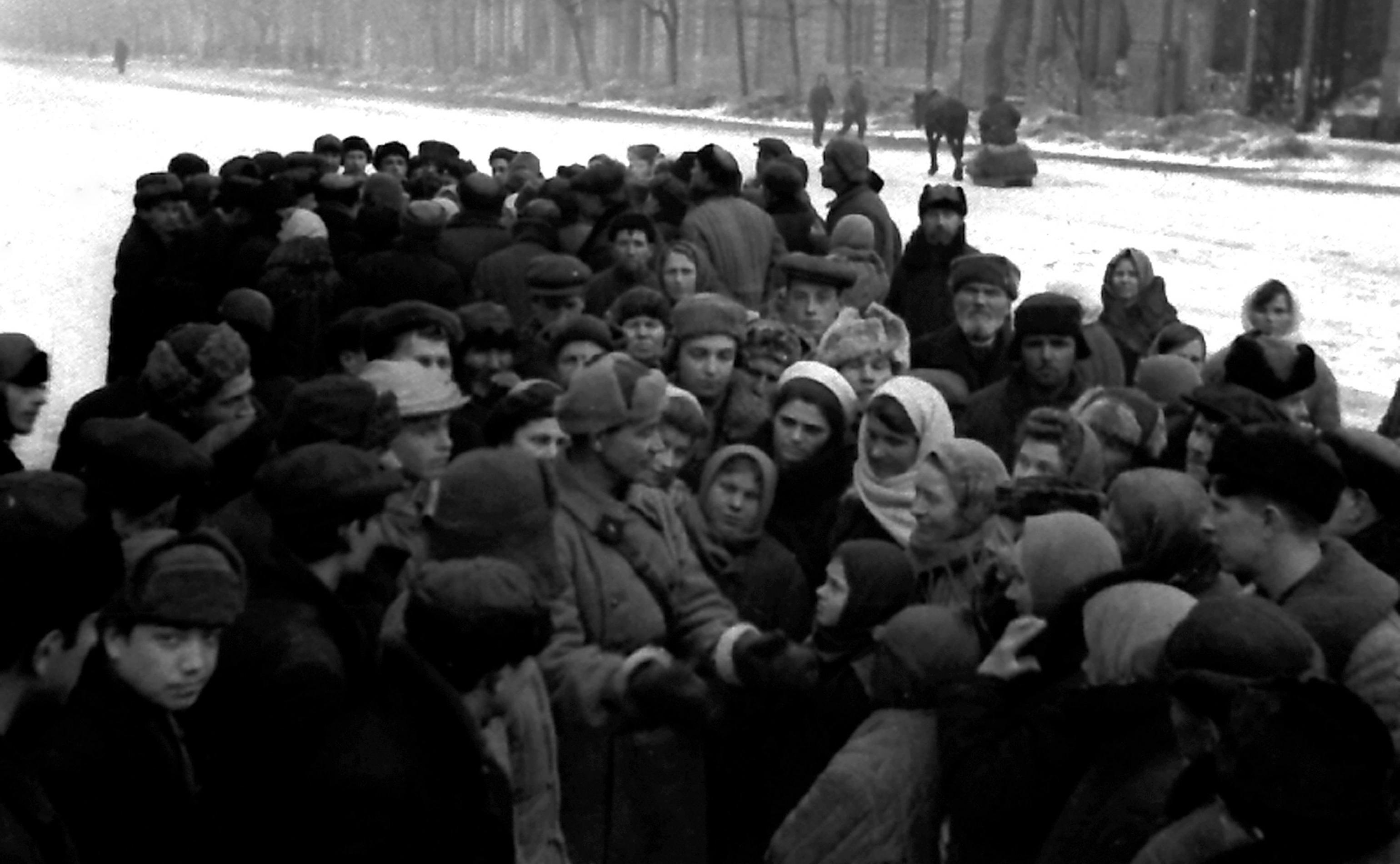 Освобожденный Ростов, жители слушают новости, 1943 год.