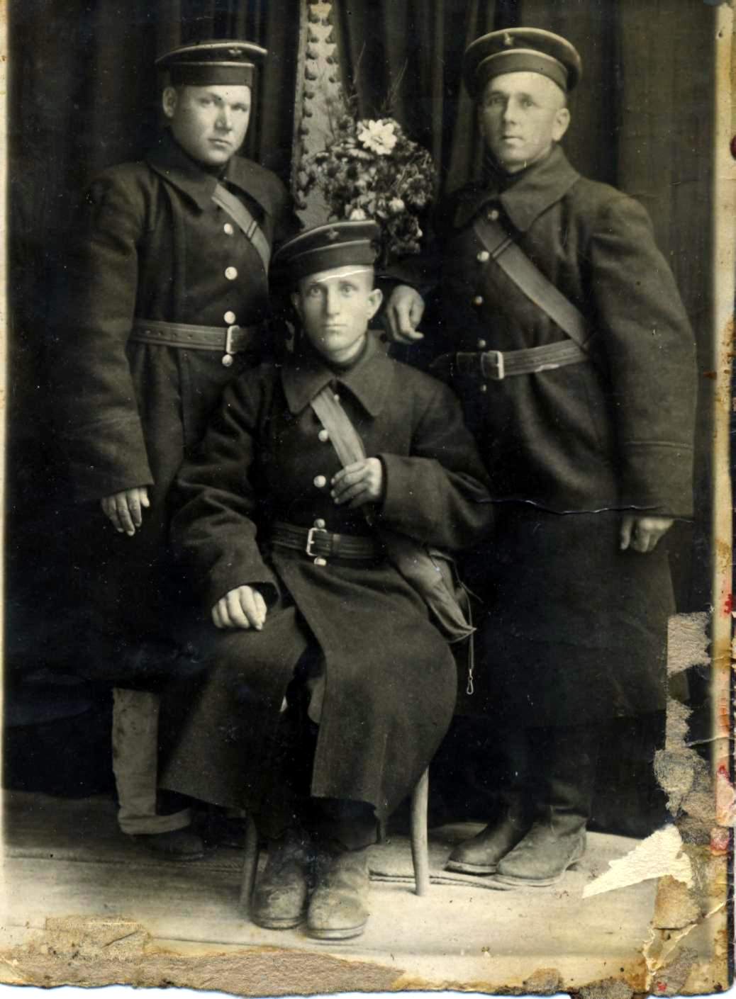 Громов Дмитрий Васильевич с сослуживцами, Севастополь, (крайний слева)