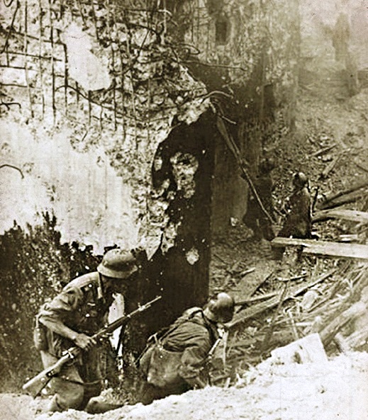 Немецкие солдаты возле разбитого ДОТа предположительно Каменко-Струмиловского УРа
