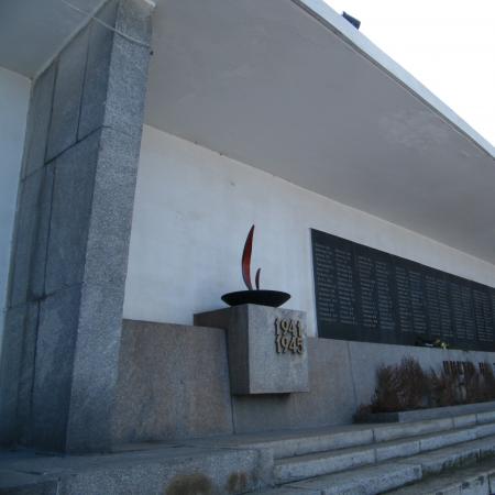 Памятник работникам Севморзавода