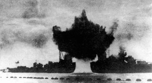Крейсер 'Молотов' прорывается с боем в осажденный Севастополь.