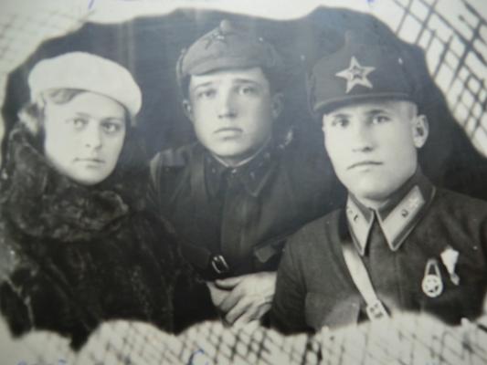 Довоенное фото, Кондратов И. К. справа, слева его жена Надежда Илларионовна