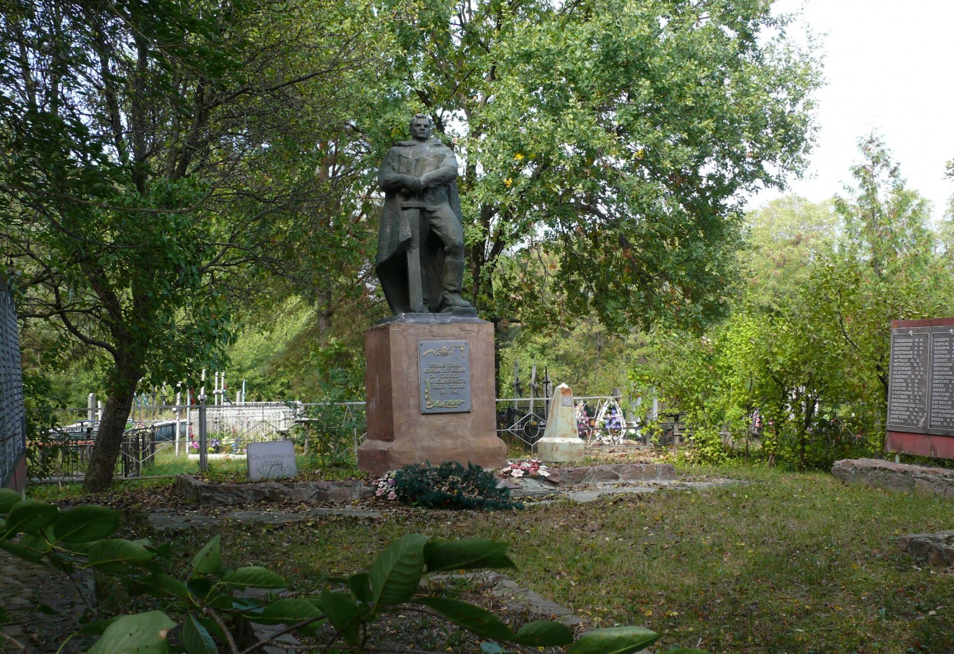 Братская могила на кладбище с. Григоровка Каневского района