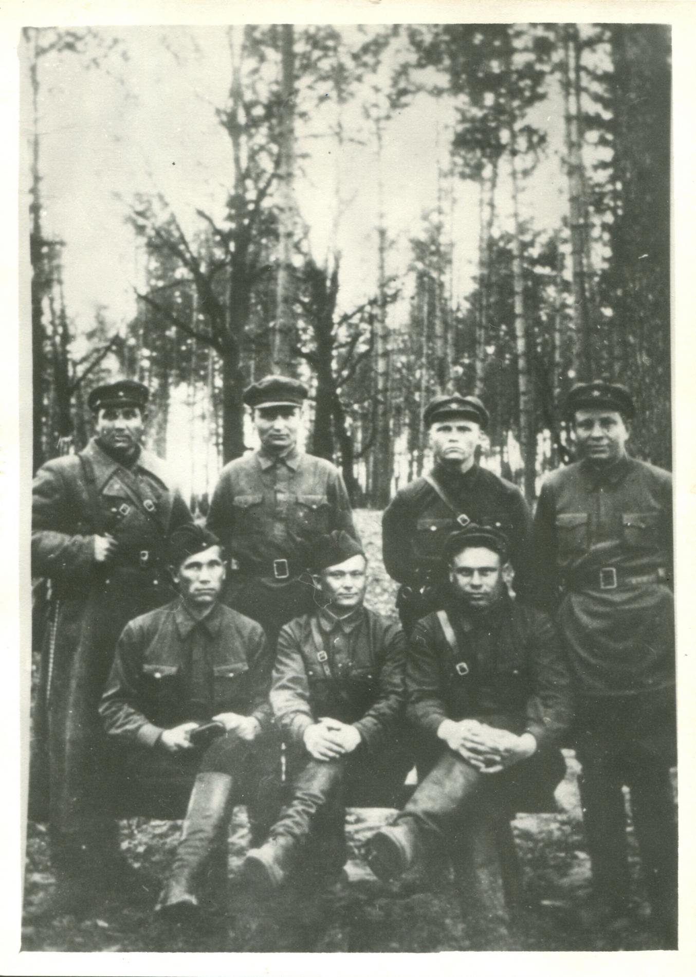 Май 1942 г. На опушке Хинельского леса группа командиров Червоного (Эсманского) партизанского отряда