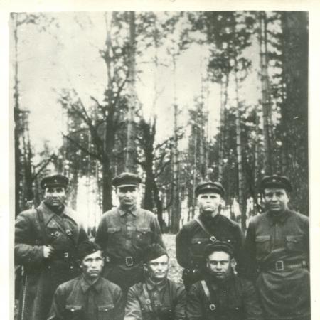 Май 1942 г. На опушке Хинельского леса группа командиров Червоного (Эсманского) партизанского отряда