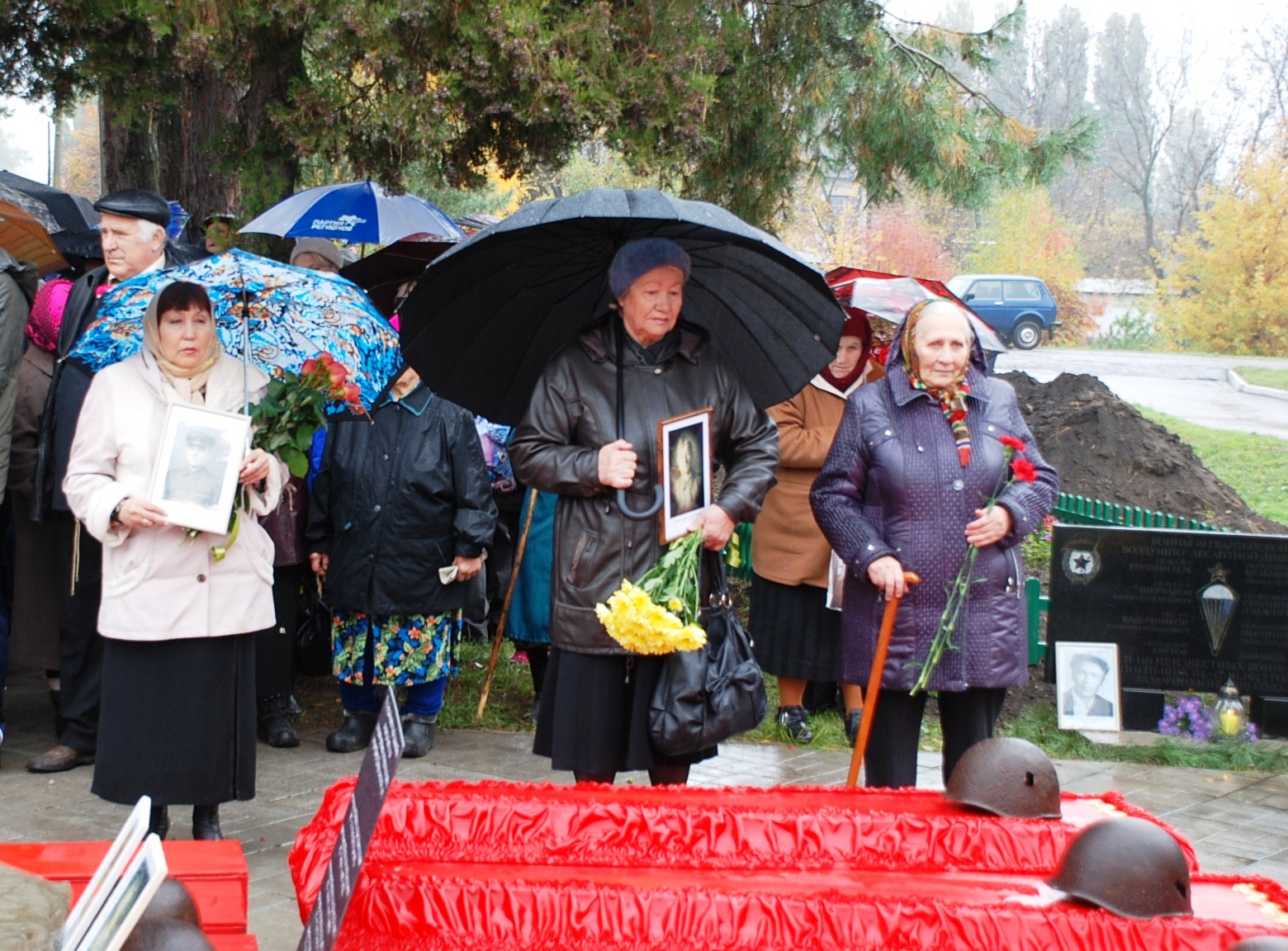 Племянница Алла Диденко (в центре) на церемонии захоронения